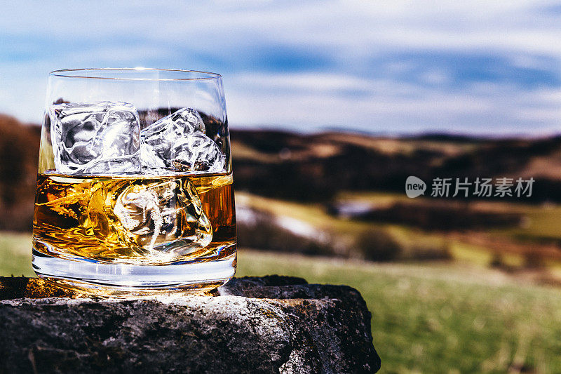一杯苏格兰高地的威士忌