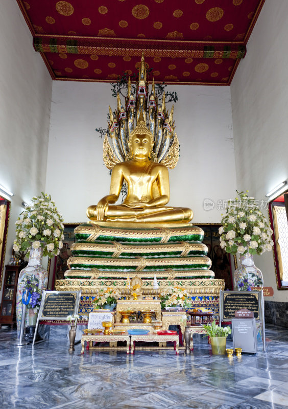 泰国曼谷卧佛寺的金佛雕像