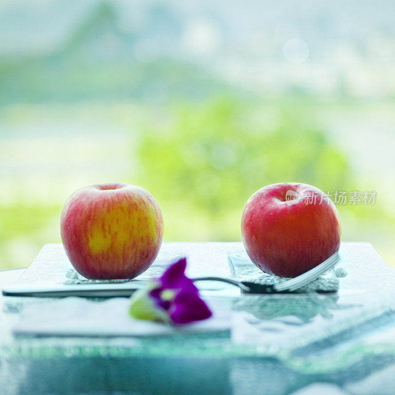新鲜的苹果可以在窗边吃