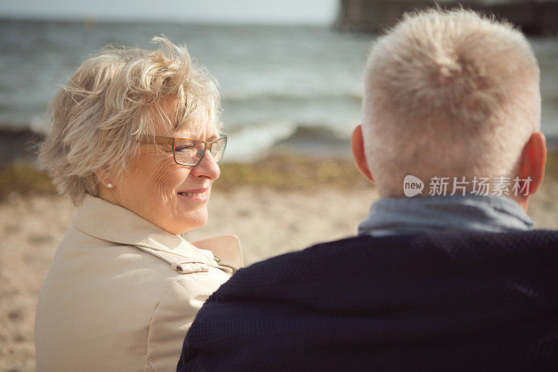 海边的老夫妇。