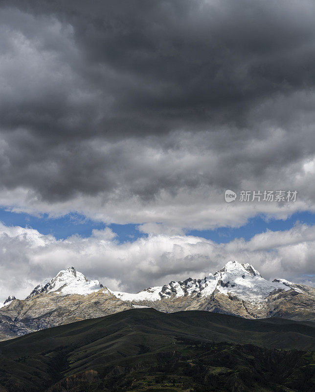 秘鲁布兰卡山脉上的乌云