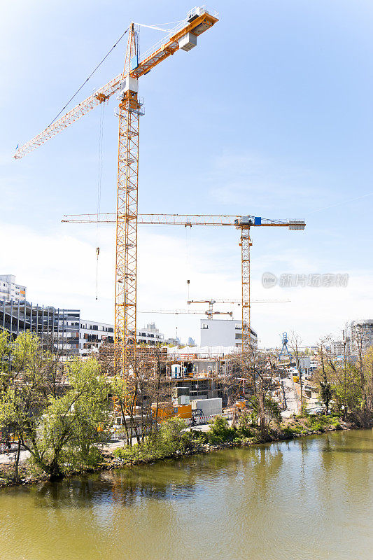 河上的房屋建筑工地