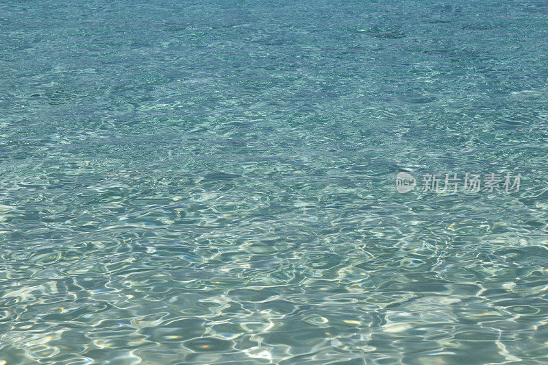 莱夫科斯海滩清澈的海水
