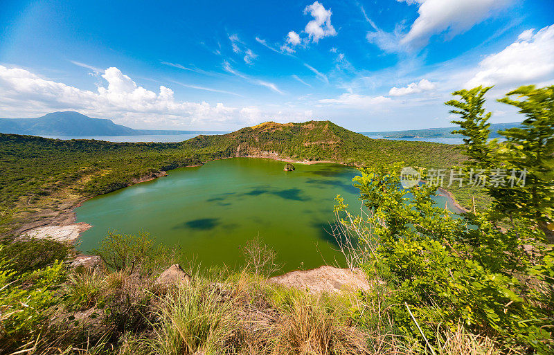菲律宾八打加斯的火神角岛和火山口湖