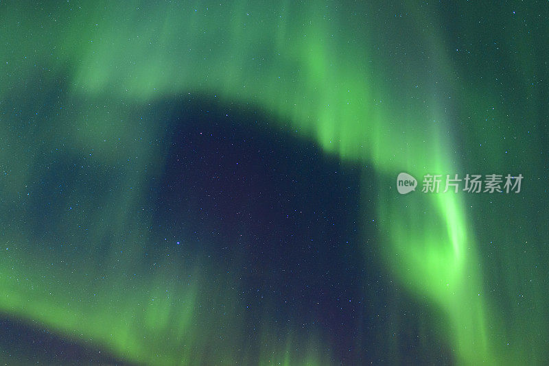 挪威罗浮敦群岛夜空中的北极光