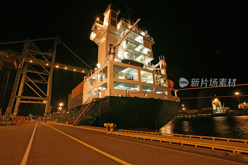 集装箱船晚上在港口