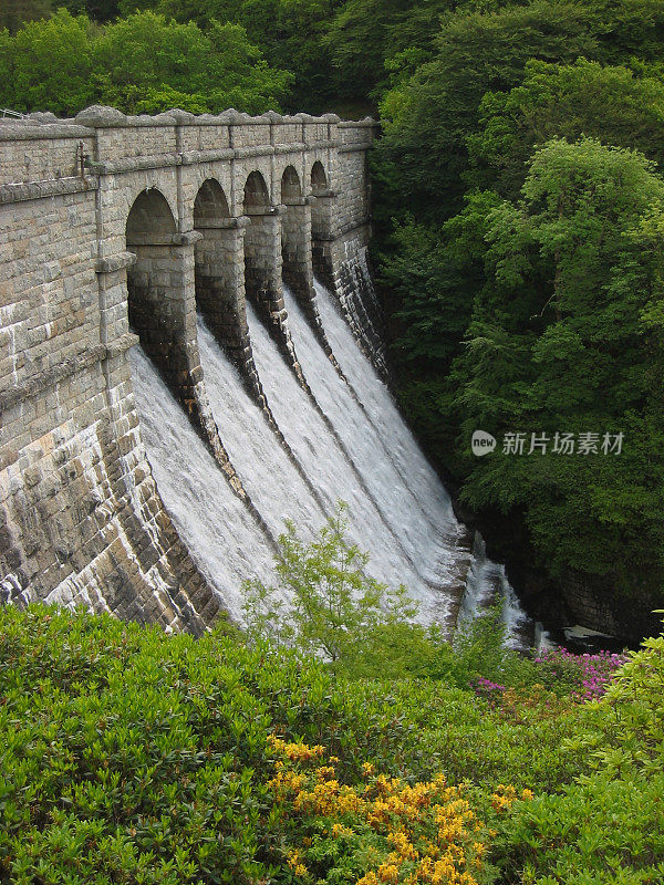 河上的水坝