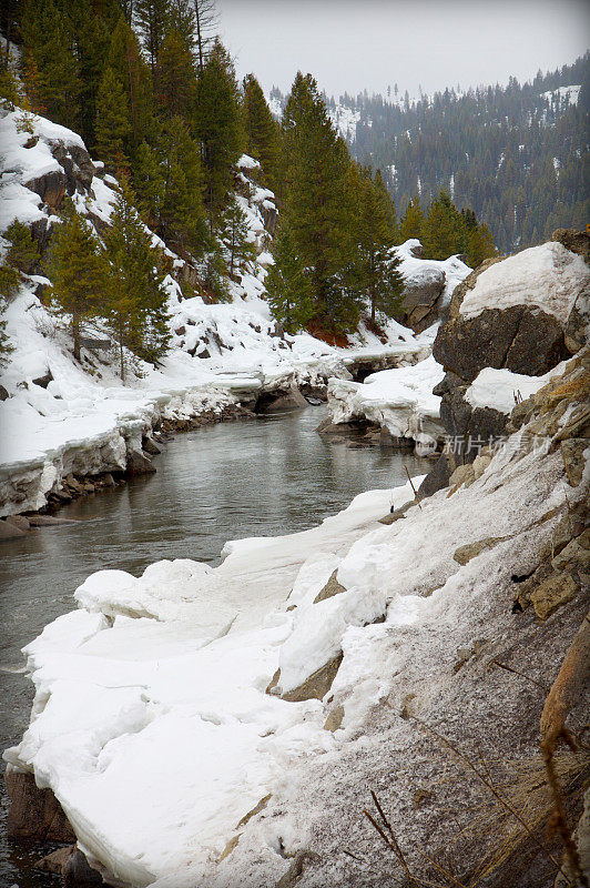爱达荷州的冬季景色-山间河流