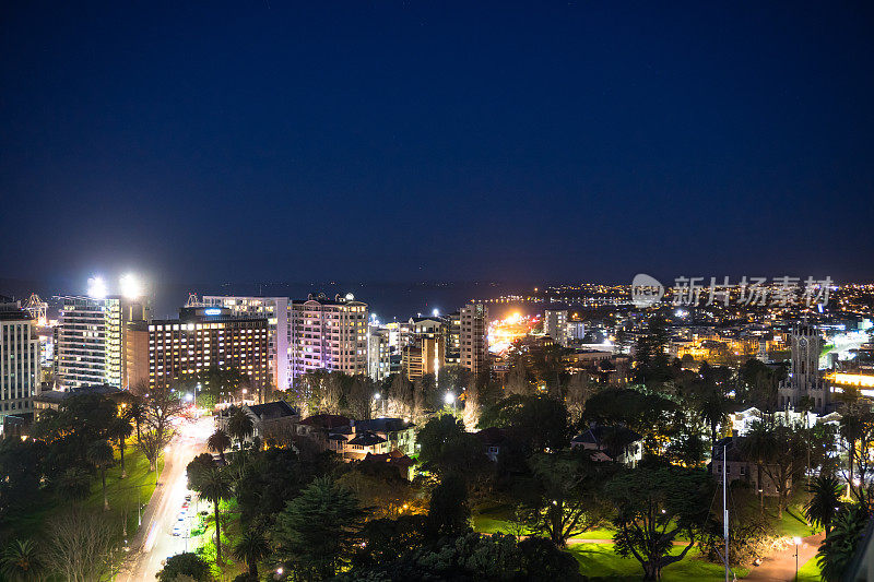 夜晚在奥克兰市和大学校园