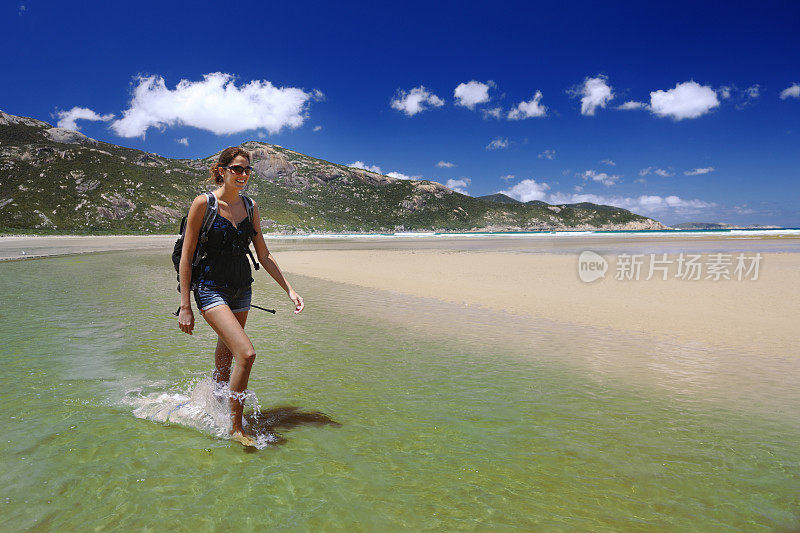 美丽女子徒步旅行，威尔逊海角，澳大利亚(XXXL)