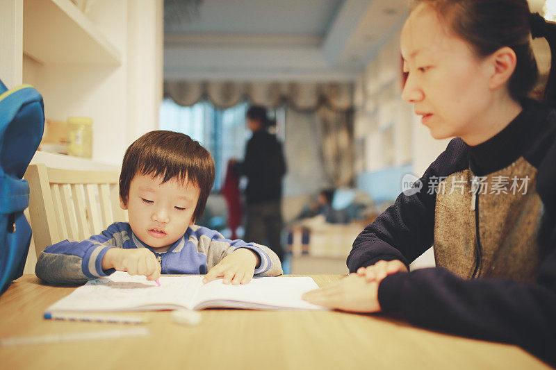 妈妈帮助儿子做作业