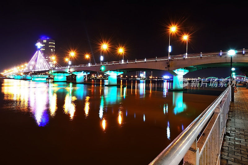 越南岘港宋汉桥夜景