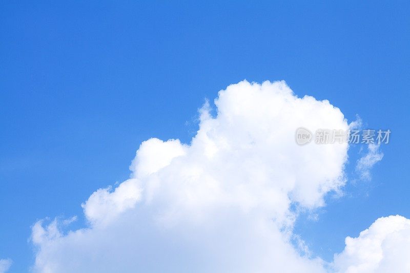蔚蓝的天空和不断增长的热带积云
