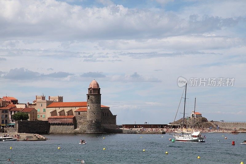 科利乌尔港和古老的灯塔钟楼