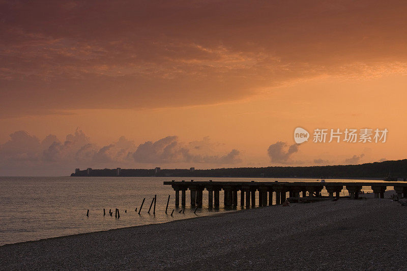 日落时分有码头的海岸线