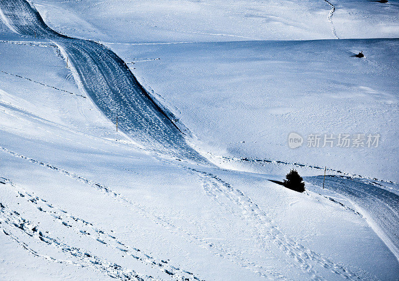 冬季蜿蜒的乡村公路雪景