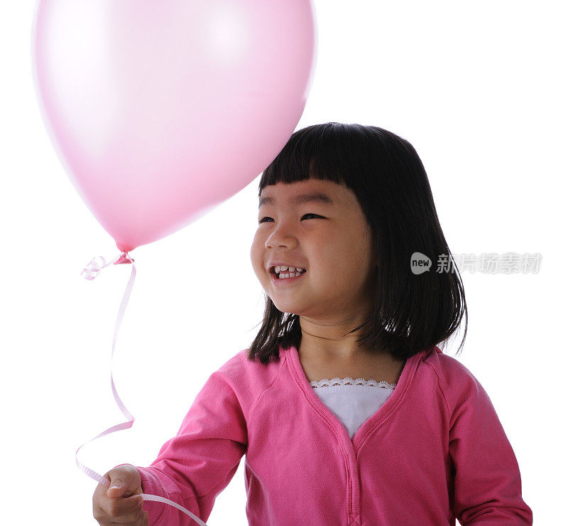小女孩拿着粉红色的气球