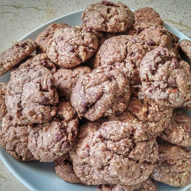 一堆，一盘，自制烘焙健康巧克力块坚果饼干