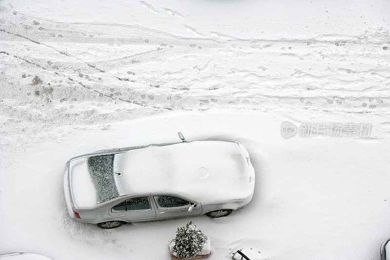 困在雪