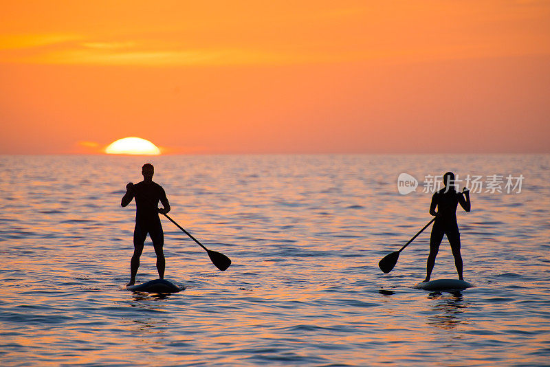 夫妇享受paddleboarding