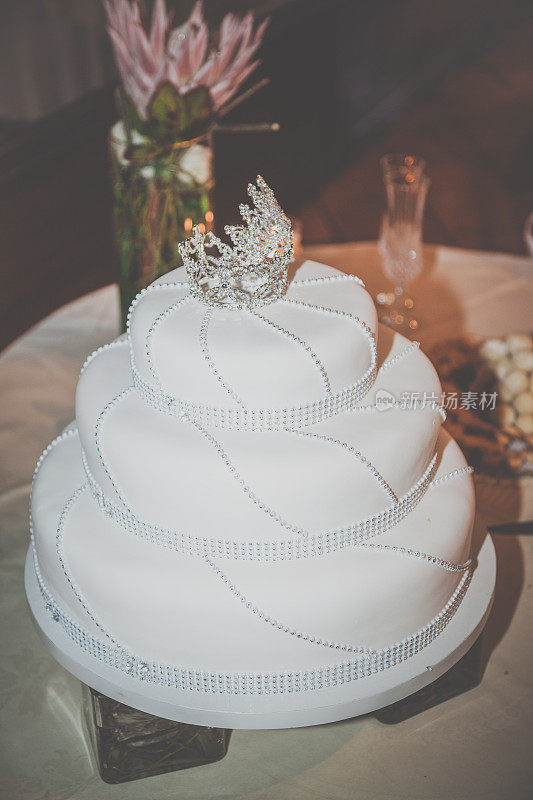 白色婚礼，钻石装饰的生日蛋糕