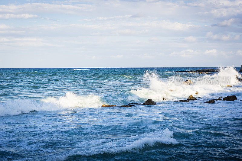 海浪拍打着岩石。