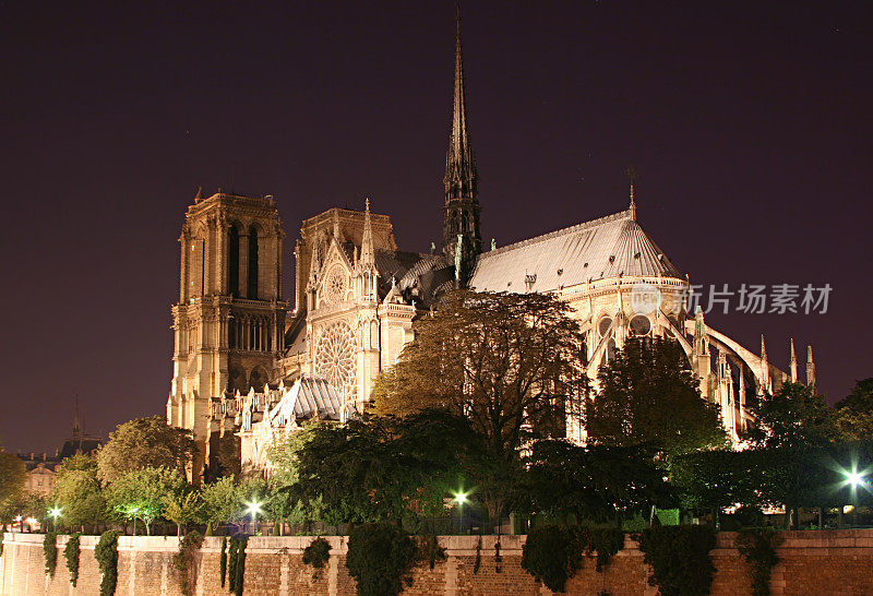 巴黎圣母院的夜晚