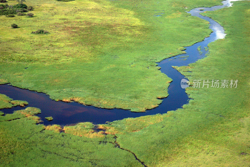 奥卡万戈三角洲河流的鸟瞰图
