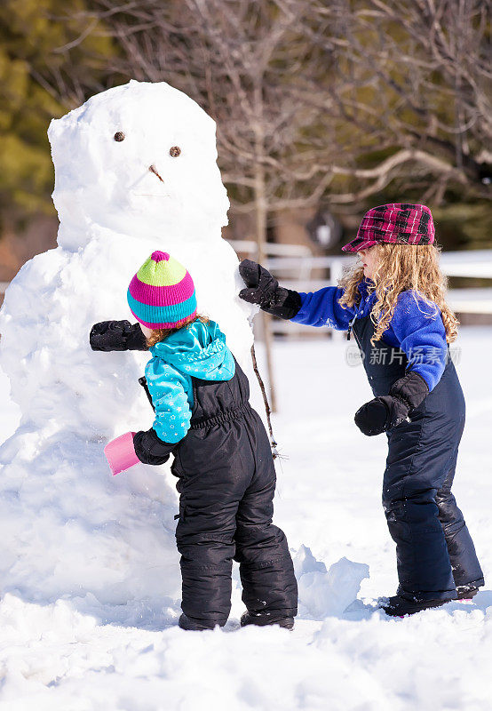 女孩建造雪人