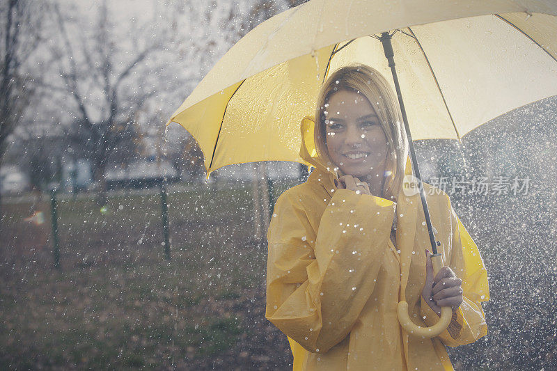 可爱的女孩准备好下雨了!