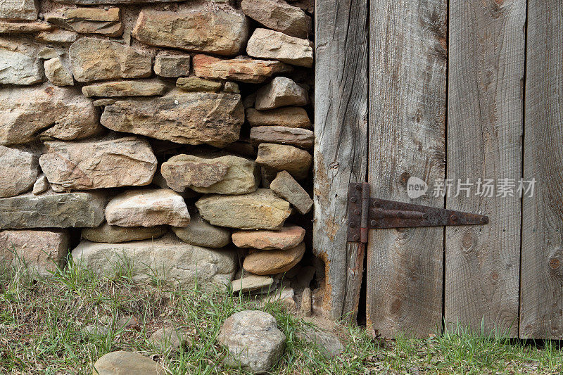 古老的石墙和粗糙的木门