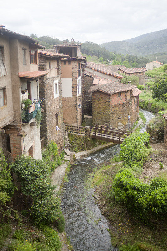 小溪边的村庄，风景，西班牙文化。