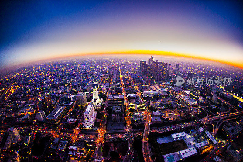 日落时洛杉矶天际线的鸟瞰图