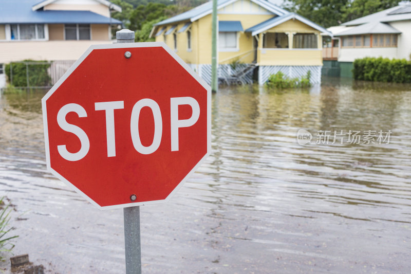 澳大利亚新南威尔士州利斯莫尔被水淹没的街道上的停车标志
