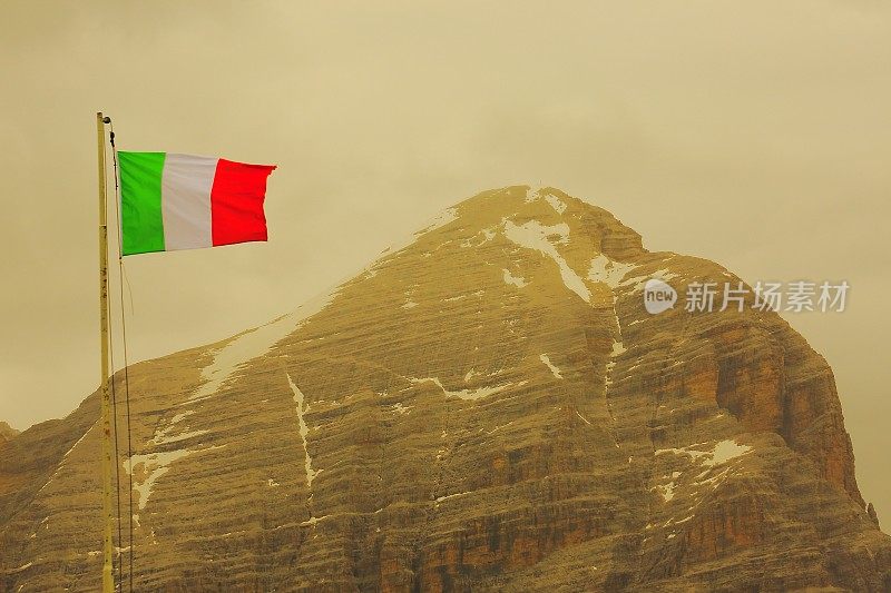 意大利国旗盘旋在托法诺山-田园风光的Lagazuoi山顶全景，五托里多洛米特山脉，塔尖山脉，戏剧性和雄伟的意大利泰洛阿尔卑斯山