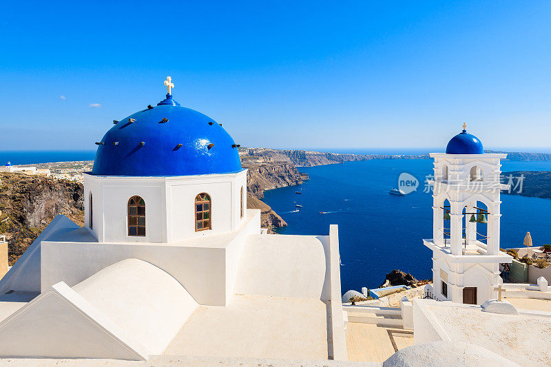 希腊伊梅洛维格利村教堂的蓝色圆顶和圣托里尼岛火山口的蓝色大海