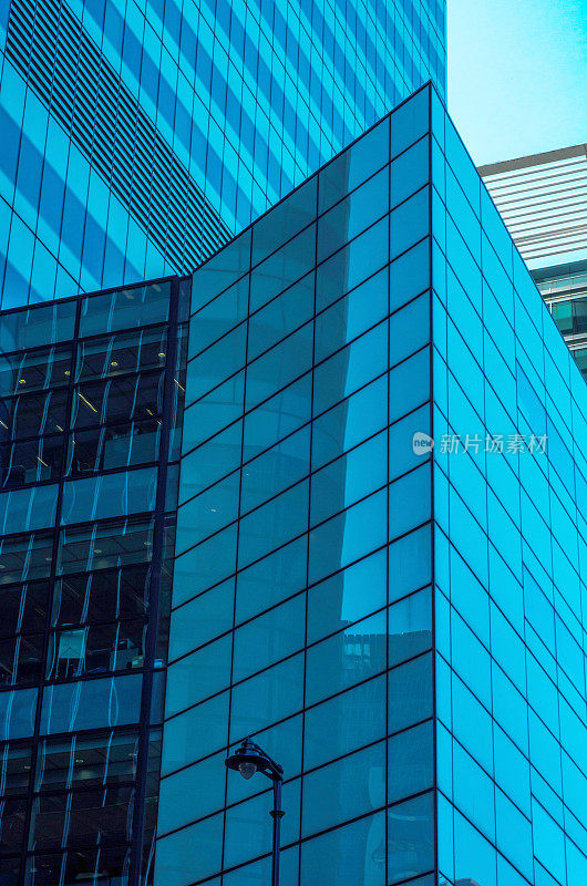 现代商业摩天大楼、高大的玻璃建筑、现代建筑、商业建筑