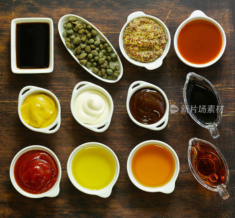 碗里有不同种类的酱汁和油，俯视图