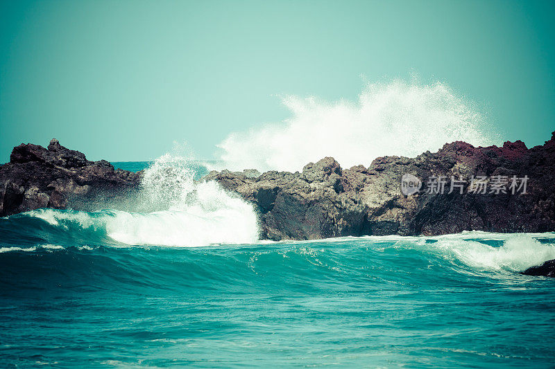 特内里费海岸附近的大西洋巨浪，集中