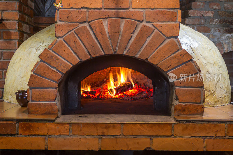 火在一个木制披萨烤箱里燃烧