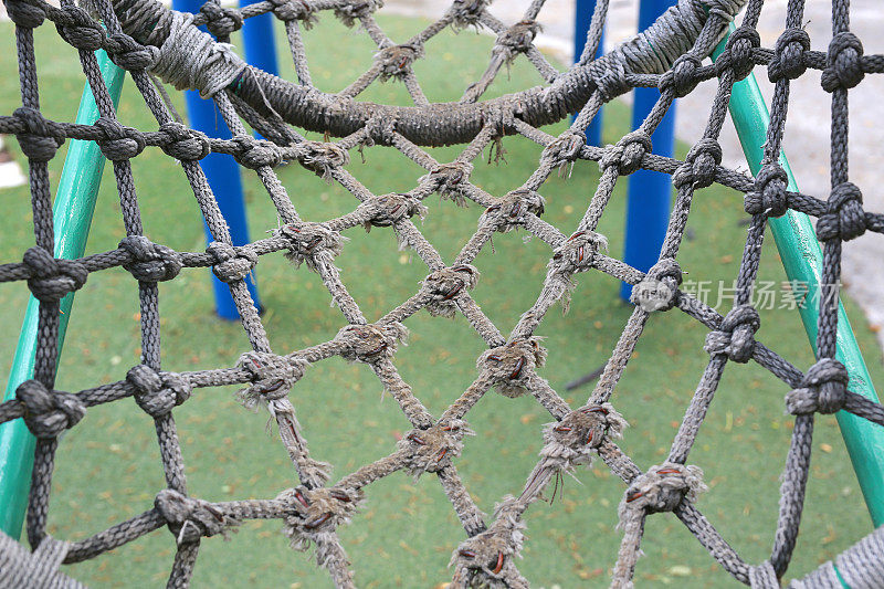 系绳网，用于攀爬。