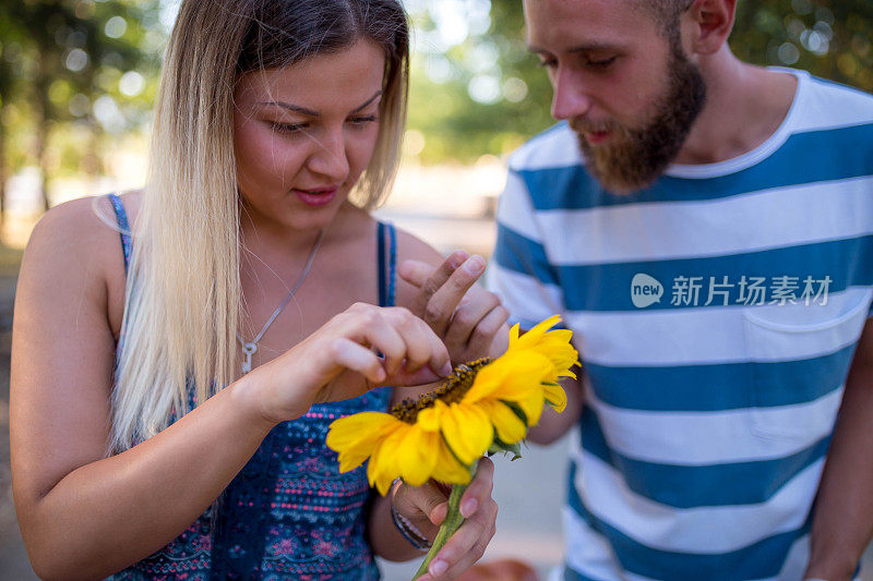 快乐的年轻夫妇骑自行车