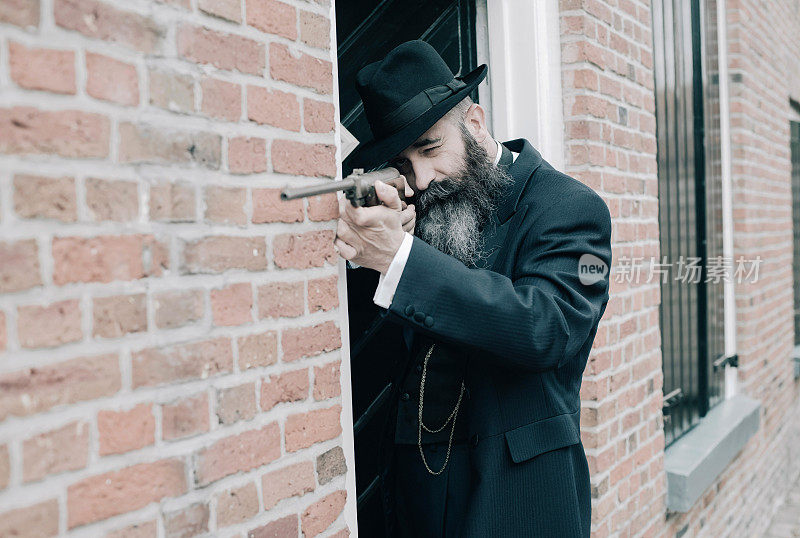 长胡子男子用步枪沿着前门附近的墙射击。