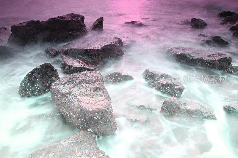 海浪和岩石长时间暴露。
