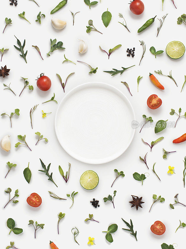 新鲜的香草和蔬菜和盘子在白色的背景。