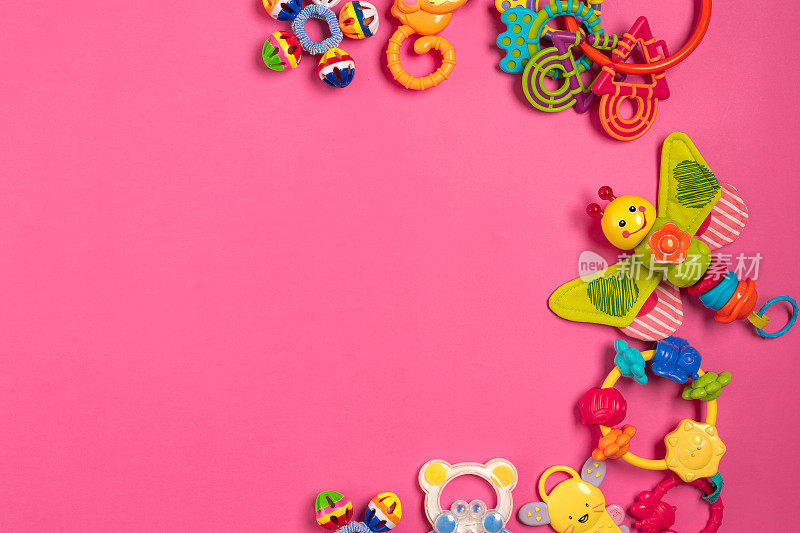 粉色背景下的塑料玩具。俯视图