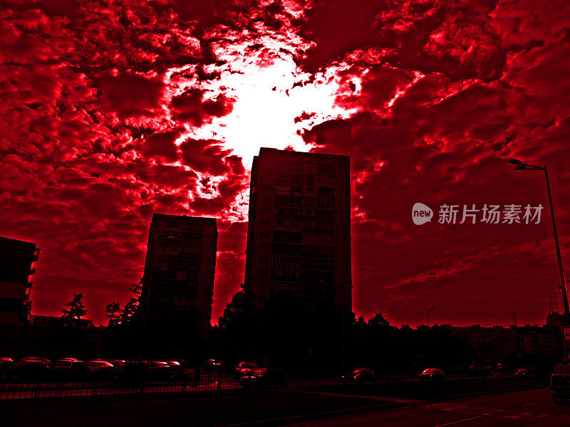 城市上空燃烧的血腥天空-抽象