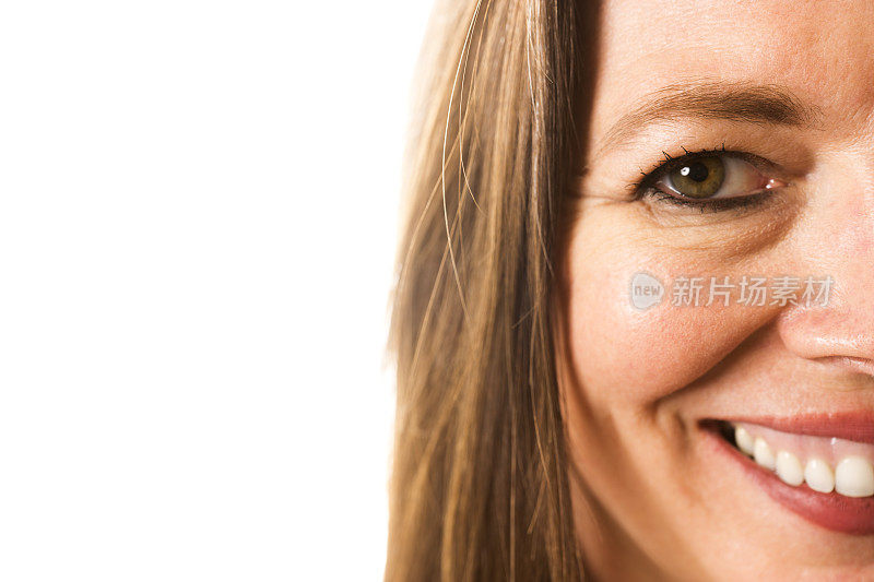 一名40多岁的中年妇女裁剪的面部肖像