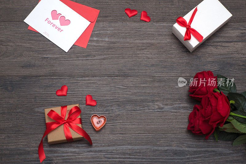旧木板上放着情人节卡片和礼物