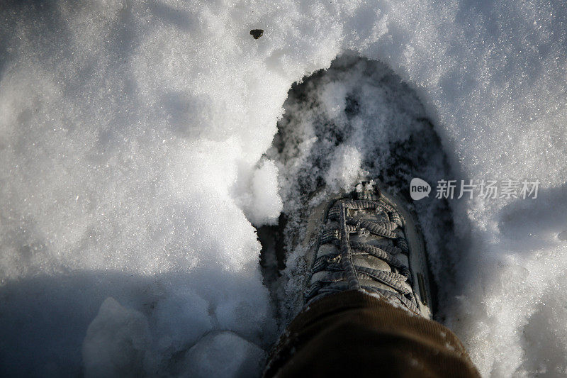 汽车轮胎上的积雪痕迹